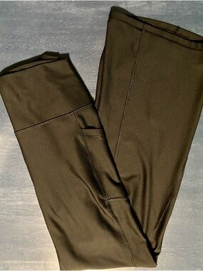 Black ribbed straight leg leggings